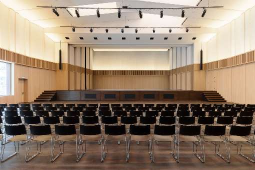 Photo 2: View into the Löwensaal. Photo: IFN/Atlas Holz